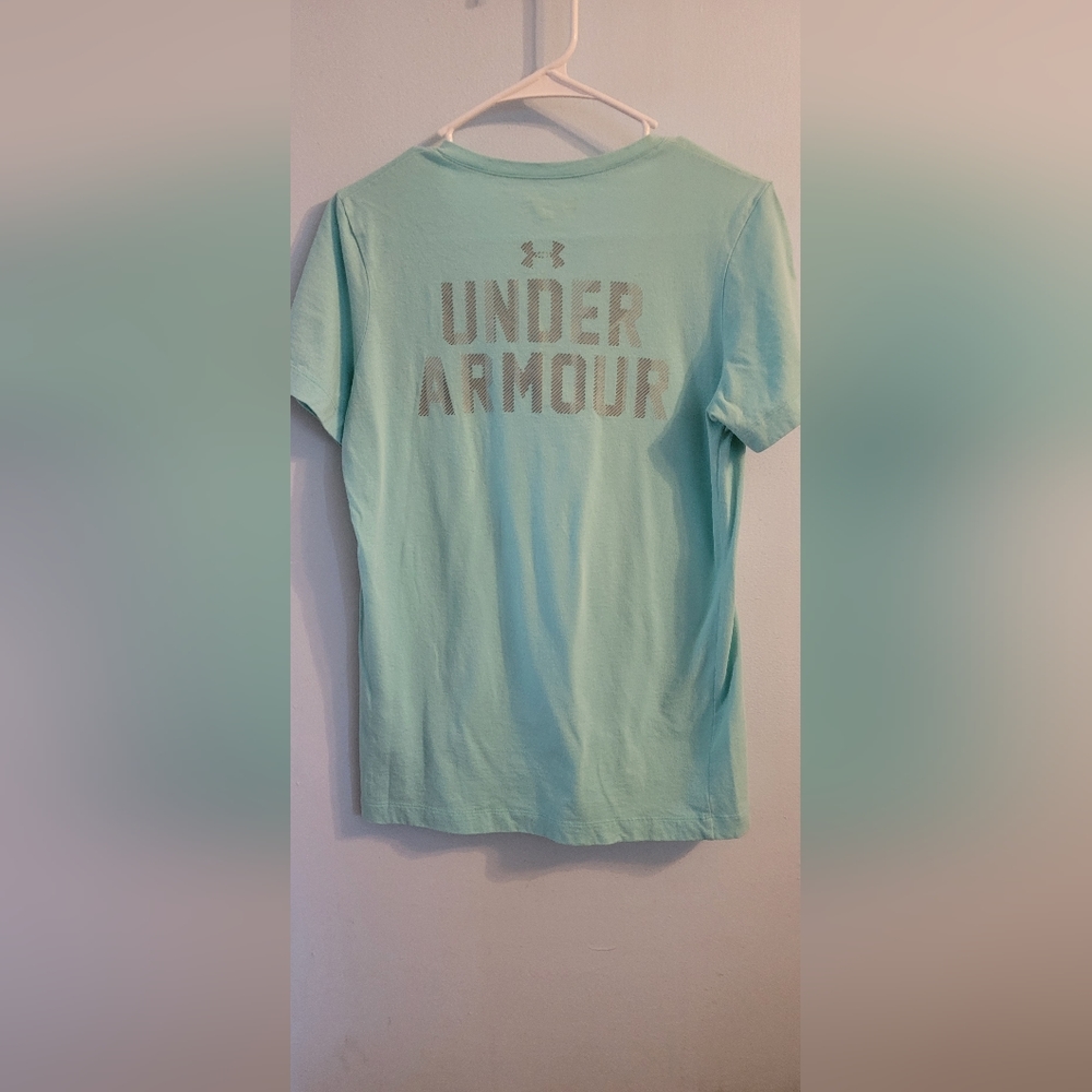 Under Armour heat gear V neck Med T shirt light blue short sleeved sleeves M